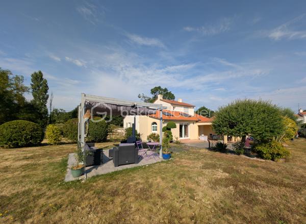 Située en village sur Le Loroux -Bottereau, venez découvrir cette maison construite en 1990;

Vous trouverez:

Au rez de chaussée:
- Une entrée
- Une Grande pièce de vie lumineuse agrémentée d'une cheminée, ainsi qu'une grande cuisine aménagée et équipée.
- Deux chambres
- Une grande salle d'eau avec douche
- Un bureau ainsi qu'une grande arrière-cuisine et un cellier complètent ce niveau.

À l'étage:
un palier dessert deux belles chambres supplémentaires et un grand WC indépendant avec lave-main.

À l'extérieur:
Vous profiterez d'un grand jardin clos paysagé ainsi que de plusieurs terrasses et d'un très grand garage.

Nombreux stationnements y compris possibilité de stationner un camping-car

Les atouts :

Vie de plain-pied
4 chambres et un bureau
Grande pièce de vie avec cheminée
Jardin clos avec terrasses
Grand garage
Chauffage au sol par chaudière électrique
VMC
Volets Roulants électrique
Environnement calme et agréable