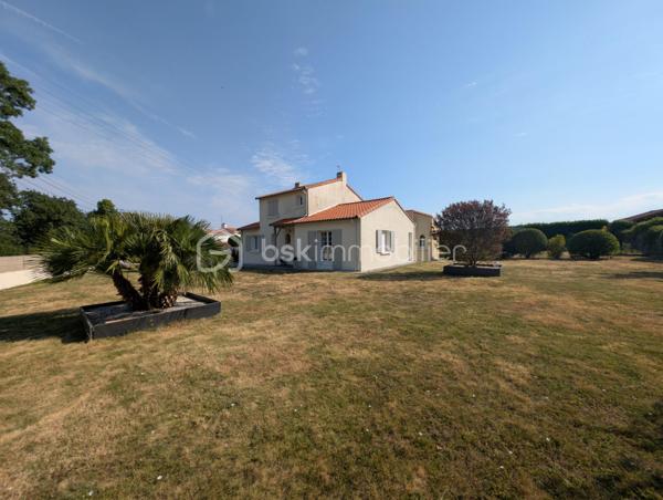 Située en village sur Le Loroux -Bottereau, venez découvrir cette maison construite en 1990;

Vous trouverez:

Au rez de chaussée:
- Une entrée
- Une Grande pièce de vie lumineuse agrémentée d'une cheminée, ainsi qu'une grande cuisine aménagée et équipée.
- Deux chambres
- Une grande salle d'eau avec douche
- Un bureau ainsi qu'une grande arrière-cuisine et un cellier complètent ce niveau.

À l'étage:
un palier dessert deux belles chambres supplémentaires et un grand WC indépendant avec lave-main.

À l'extérieur:
Vous profiterez d'un grand jardin clos paysagé ainsi que de plusieurs terrasses et d'un très grand garage.

Nombreux stationnements y compris possibilité de stationner un camping-car

Les atouts :

Vie de plain-pied
4 chambres et un bureau
Grande pièce de vie avec cheminée
Jardin clos avec terrasses
Grand garage
Chauffage au sol par chaudière électrique
VMC
Volets Roulants électrique
Environnement calme et agréable