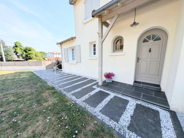 Située en village sur Le Loroux -Bottereau, venez découvrir cette maison construite en 1990;

Vous trouverez:

Au rez de chaussée:
- Une entrée
- Une Grande pièce de vie lumineuse agrémentée d'une cheminée, ainsi qu'une grande cuisine aménagée et équipée.
- Deux chambres
- Une grande salle d'eau avec douche
- Un bureau ainsi qu'une grande arrière-cuisine et un cellier complètent ce niveau.

À l'étage:
un palier dessert deux belles chambres supplémentaires et un grand WC indépendant avec lave-main.

À l'extérieur:
Vous profiterez d'un grand jardin clos paysagé ainsi que de plusieurs terrasses et d'un très grand garage.

Nombreux stationnements y compris possibilité de stationner un camping-car

Les atouts :

Vie de plain-pied
4 chambres et un bureau
Grande pièce de vie avec cheminée
Jardin clos avec terrasses
Grand garage
Chauffage au sol par chaudière électrique
VMC
Volets Roulants électrique
Environnement calme et agréable