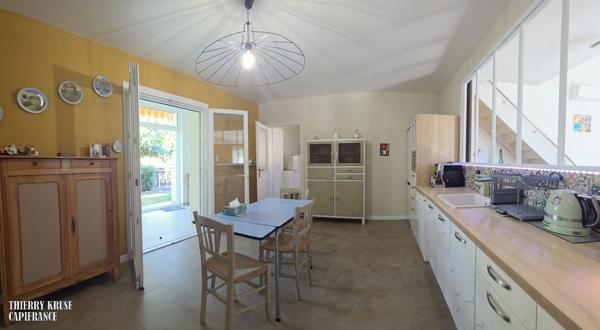 Montech, 141 m², trois chambres dont deux suites parentales, climatisation, poêle à bois,véranda, garage, jardin clos et arboré,, au calme, proche de toutes commodités.