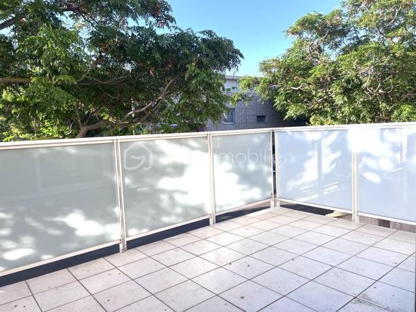 Sur le quartier de La Peyrade, a deux pas du collège, non loin du centre ville, un appartement au 1er étage de type F2 de 42,15 m2 habitables composé d'un séjour cuisine de 25,39m2 ouvert sur terrasse de 12,16 m2 orienté sur Sud/Sud Est, d'une chambre de 9 m2, d'une salle d'eau d'environ 3 m2 et d'un WC. Terrasse de 12,16 m2. Deux parkings privatifs dans la copropriété. Très bon état général. A ne pas laisser passer !
