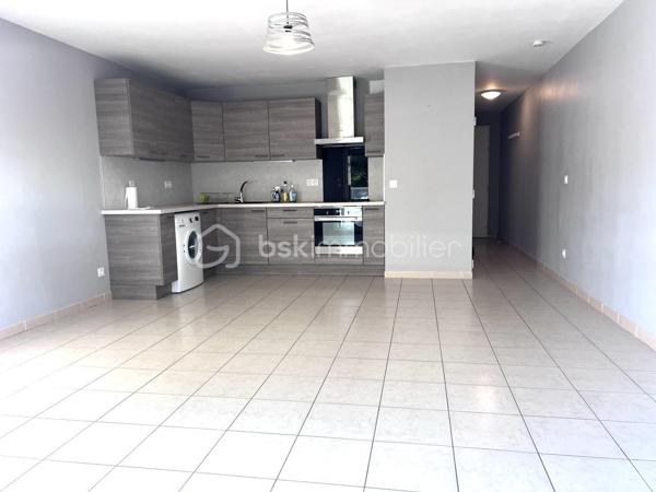 Sur le quartier de La Peyrade, a deux pas du collège, non loin du centre ville, un appartement au 1er étage de type F2 de 42,15 m2 habitables composé d'un séjour cuisine de 25,39m2 ouvert sur terrasse de 12,16 m2 orienté sur Sud/Sud Est, d'une chambre de 9 m2, d'une salle d'eau d'environ 3 m2 et d'un WC. Terrasse de 12,16 m2. Deux parkings privatifs dans la copropriété. Très bon état général. A ne pas laisser passer !