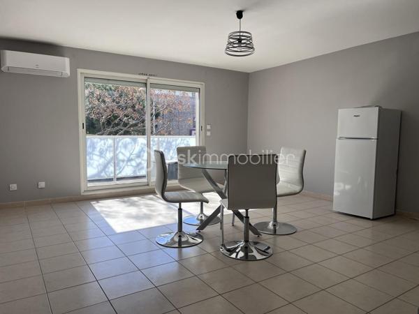 Sur le quartier de La Peyrade, a deux pas du collège, non loin du centre ville, un appartement au 1er étage de type F2 de 42,15 m2 habitables composé d'un séjour cuisine de 25,39m2 ouvert sur terrasse de 12,16 m2 orienté sur Sud/Sud Est, d'une chambre de 9 m2, d'une salle d'eau d'environ 3 m2 et d'un WC. Terrasse de 12,16 m2. Deux parkings privatifs dans la copropriété. Très bon état général. A ne pas laisser passer !