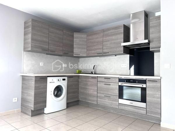 Sur le quartier de La Peyrade, a deux pas du collège, non loin du centre ville, un appartement au 1er étage de type F2 de 42,15 m2 habitables composé d'un séjour cuisine de 25,39m2 ouvert sur terrasse de 12,16 m2 orienté sur Sud/Sud Est, d'une chambre de 9 m2, d'une salle d'eau d'environ 3 m2 et d'un WC. Terrasse de 12,16 m2. Deux parkings privatifs dans la copropriété. Très bon état général. A ne pas laisser passer !