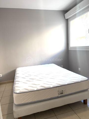 Sur le quartier de La Peyrade, a deux pas du collège, non loin du centre ville, un appartement au 1er étage de type F2 de 42,15 m2 habitables composé d'un séjour cuisine de 25,39m2 ouvert sur terrasse de 12,16 m2 orienté sur Sud/Sud Est, d'une chambre de 9 m2, d'une salle d'eau d'environ 3 m2 et d'un WC. Terrasse de 12,16 m2. Deux parkings privatifs dans la copropriété. Très bon état général. A ne pas laisser passer !