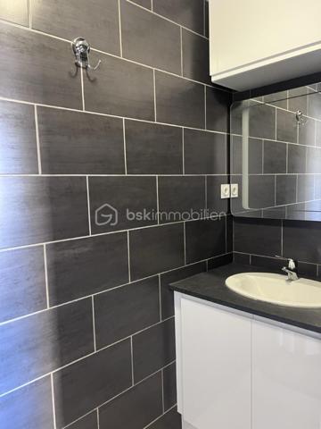 Sur le quartier de La Peyrade, a deux pas du collège, non loin du centre ville, un appartement au 1er étage de type F2 de 42,15 m2 habitables composé d'un séjour cuisine de 25,39m2 ouvert sur terrasse de 12,16 m2 orienté sur Sud/Sud Est, d'une chambre de 9 m2, d'une salle d'eau d'environ 3 m2 et d'un WC. Terrasse de 12,16 m2. Deux parkings privatifs dans la copropriété. Très bon état général. A ne pas laisser passer !