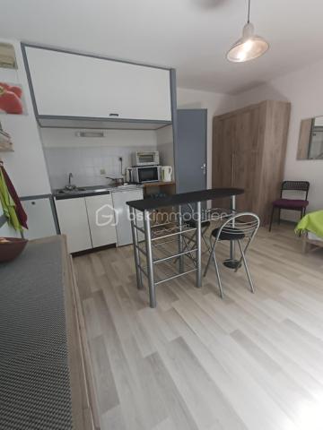 À vendre / À louer – T1 de 22,77 m² à METZ DEVANT LES PONTS

Situé à Metz route de Woippy, dans le secteur de Devant-les-Ponts, ce studio de 22,77 m² offre un cadre de vie calme et pratique au quotidien.

Au 1er étage d’une résidence de 4 étages, ce T1 fonctionnel se compose de :

Une entrée avec placard intégré et portes coulissantes
Une pièce de vie agréable
Un coin cuisine
Une salle de bain

L'appartement bénéficie également d'une place de parking privative au sein d'un espace sécurisé.

Son emplacement constitue un véritable atout :

Supermarché situé à seulement 50 mètres
Arrêt de bus au pied de l'immeuble desservi par la ligne L3
Accès rapide aux commodités et aux principaux axes de circulation

Idéal pour un étudiant, un jeune actif ou un investisseur, ce bien allie fonctionnalité, tranquillité et proximité des services.

Pour plus d'informations ou pour organiser une visite, contactez-moi dès maintenant.