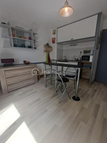 À vendre / À louer – T1 de 22,77 m² à METZ DEVANT LES PONTS

Situé à Metz route de Woippy, dans le secteur de Devant-les-Ponts, ce studio de 22,77 m² offre un cadre de vie calme et pratique au quotidien.

Au 1er étage d’une résidence de 4 étages, ce T1 fonctionnel se compose de :

Une entrée avec placard intégré et portes coulissantes
Une pièce de vie agréable
Un coin cuisine
Une salle de bain

L'appartement bénéficie également d'une place de parking privative au sein d'un espace sécurisé.

Son emplacement constitue un véritable atout :

Supermarché situé à seulement 50 mètres
Arrêt de bus au pied de l'immeuble desservi par la ligne L3
Accès rapide aux commodités et aux principaux axes de circulation

Idéal pour un étudiant, un jeune actif ou un investisseur, ce bien allie fonctionnalité, tranquillité et proximité des services.

Pour plus d'informations ou pour organiser une visite, contactez-moi dès maintenant.