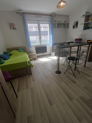 À vendre / À louer – T1 de 22,77 m² à METZ DEVANT LES PONTS

Situé à Metz route de Woippy, dans le secteur de Devant-les-Ponts, ce studio de 22,77 m² offre un cadre de vie calme et pratique au quotidien.

Au 1er étage d’une résidence de 4 étages, ce T1 fonctionnel se compose de :

Une entrée avec placard intégré et portes coulissantes
Une pièce de vie agréable
Un coin cuisine
Une salle de bain

L'appartement bénéficie également d'une place de parking privative au sein d'un espace sécurisé.

Son emplacement constitue un véritable atout :

Supermarché situé à seulement 50 mètres
Arrêt de bus au pied de l'immeuble desservi par la ligne L3
Accès rapide aux commodités et aux principaux axes de circulation

Idéal pour un étudiant, un jeune actif ou un investisseur, ce bien allie fonctionnalité, tranquillité et proximité des services.

Pour plus d'informations ou pour organiser une visite, contactez-moi dès maintenant.
