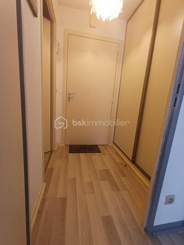 À vendre / À louer – T1 de 22,77 m² à METZ DEVANT LES PONTS

Situé à Metz route de Woippy, dans le secteur de Devant-les-Ponts, ce studio de 22,77 m² offre un cadre de vie calme et pratique au quotidien.

Au 1er étage d’une résidence de 4 étages, ce T1 fonctionnel se compose de :

Une entrée avec placard intégré et portes coulissantes
Une pièce de vie agréable
Un coin cuisine
Une salle de bain

L'appartement bénéficie également d'une place de parking privative au sein d'un espace sécurisé.

Son emplacement constitue un véritable atout :

Supermarché situé à seulement 50 mètres
Arrêt de bus au pied de l'immeuble desservi par la ligne L3
Accès rapide aux commodités et aux principaux axes de circulation

Idéal pour un étudiant, un jeune actif ou un investisseur, ce bien allie fonctionnalité, tranquillité et proximité des services.

Pour plus d'informations ou pour organiser une visite, contactez-moi dès maintenant.