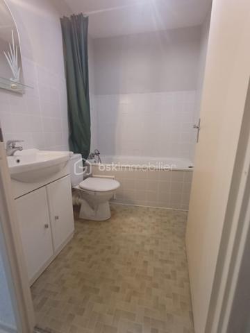 À vendre / À louer – T1 de 22,77 m² à METZ DEVANT LES PONTS

Situé à Metz route de Woippy, dans le secteur de Devant-les-Ponts, ce studio de 22,77 m² offre un cadre de vie calme et pratique au quotidien.

Au 1er étage d’une résidence de 4 étages, ce T1 fonctionnel se compose de :

Une entrée avec placard intégré et portes coulissantes
Une pièce de vie agréable
Un coin cuisine
Une salle de bain

L'appartement bénéficie également d'une place de parking privative au sein d'un espace sécurisé.

Son emplacement constitue un véritable atout :

Supermarché situé à seulement 50 mètres
Arrêt de bus au pied de l'immeuble desservi par la ligne L3
Accès rapide aux commodités et aux principaux axes de circulation

Idéal pour un étudiant, un jeune actif ou un investisseur, ce bien allie fonctionnalité, tranquillité et proximité des services.

Pour plus d'informations ou pour organiser une visite, contactez-moi dès maintenant.