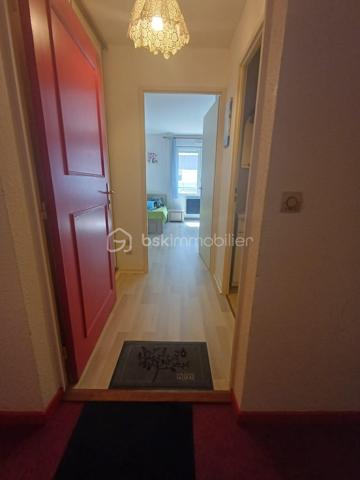 À vendre / À louer – T1 de 22,77 m² à METZ DEVANT LES PONTS

Situé à Metz route de Woippy, dans le secteur de Devant-les-Ponts, ce studio de 22,77 m² offre un cadre de vie calme et pratique au quotidien.

Au 1er étage d’une résidence de 4 étages, ce T1 fonctionnel se compose de :

Une entrée avec placard intégré et portes coulissantes
Une pièce de vie agréable
Un coin cuisine
Une salle de bain

L'appartement bénéficie également d'une place de parking privative au sein d'un espace sécurisé.

Son emplacement constitue un véritable atout :

Supermarché situé à seulement 50 mètres
Arrêt de bus au pied de l'immeuble desservi par la ligne L3
Accès rapide aux commodités et aux principaux axes de circulation

Idéal pour un étudiant, un jeune actif ou un investisseur, ce bien allie fonctionnalité, tranquillité et proximité des services.

Pour plus d'informations ou pour organiser une visite, contactez-moi dès maintenant.