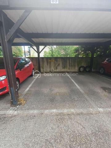 À vendre / À louer – T1 de 22,77 m² à METZ DEVANT LES PONTS

Situé à Metz route de Woippy, dans le secteur de Devant-les-Ponts, ce studio de 22,77 m² offre un cadre de vie calme et pratique au quotidien.

Au 1er étage d’une résidence de 4 étages, ce T1 fonctionnel se compose de :

Une entrée avec placard intégré et portes coulissantes
Une pièce de vie agréable
Un coin cuisine
Une salle de bain

L'appartement bénéficie également d'une place de parking privative au sein d'un espace sécurisé.

Son emplacement constitue un véritable atout :

Supermarché situé à seulement 50 mètres
Arrêt de bus au pied de l'immeuble desservi par la ligne L3
Accès rapide aux commodités et aux principaux axes de circulation

Idéal pour un étudiant, un jeune actif ou un investisseur, ce bien allie fonctionnalité, tranquillité et proximité des services.

Pour plus d'informations ou pour organiser une visite, contactez-moi dès maintenant.