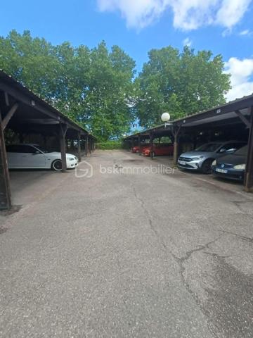 À vendre / À louer – T1 de 22,77 m² à METZ DEVANT LES PONTS

Situé à Metz route de Woippy, dans le secteur de Devant-les-Ponts, ce studio de 22,77 m² offre un cadre de vie calme et pratique au quotidien.

Au 1er étage d’une résidence de 4 étages, ce T1 fonctionnel se compose de :

Une entrée avec placard intégré et portes coulissantes
Une pièce de vie agréable
Un coin cuisine
Une salle de bain

L'appartement bénéficie également d'une place de parking privative au sein d'un espace sécurisé.

Son emplacement constitue un véritable atout :

Supermarché situé à seulement 50 mètres
Arrêt de bus au pied de l'immeuble desservi par la ligne L3
Accès rapide aux commodités et aux principaux axes de circulation

Idéal pour un étudiant, un jeune actif ou un investisseur, ce bien allie fonctionnalité, tranquillité et proximité des services.

Pour plus d'informations ou pour organiser une visite, contactez-moi dès maintenant.