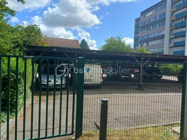À vendre / À louer – T1 de 22,77 m² à METZ DEVANT LES PONTS

Situé à Metz route de Woippy, dans le secteur de Devant-les-Ponts, ce studio de 22,77 m² offre un cadre de vie calme et pratique au quotidien.

Au 1er étage d’une résidence de 4 étages, ce T1 fonctionnel se compose de :

Une entrée avec placard intégré et portes coulissantes
Une pièce de vie agréable
Un coin cuisine
Une salle de bain

L'appartement bénéficie également d'une place de parking privative au sein d'un espace sécurisé.

Son emplacement constitue un véritable atout :

Supermarché situé à seulement 50 mètres
Arrêt de bus au pied de l'immeuble desservi par la ligne L3
Accès rapide aux commodités et aux principaux axes de circulation

Idéal pour un étudiant, un jeune actif ou un investisseur, ce bien allie fonctionnalité, tranquillité et proximité des services.

Pour plus d'informations ou pour organiser une visite, contactez-moi dès maintenant.