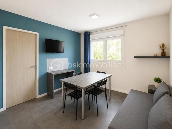 En exclusivité - Appartement 2 pièces (1 chambre) idéal investisseur dans une résidence de tourisme aux prestations soignées.

Aux portes de Montpellier, proche de toutes commodités, accès Tram et centre commercial.
Appartement T2 de 35 m2 environ au dernier étage, composé d'une cuisine équipée et d'une salle d'eau avec douche à l'italienne et WC.
Vendu entièrement meublé et actuellement loué par un locataire sérieux.
La résidence propose de belles prestations: une grande piscine, une salle de musculation avec spa et Hammam ...

Situé dans la résidence City'in ce studio est libre de tout bail commercial (mais actuellement loué à un étudiant).
L'appartement peut être exploiter en courte durée ou longue durée : airbnb, étudiants ... (Il n'est pas possible de l'habiter en résidence principale)

Le bien est actuellement loué. Le loyer est de 807 euros charges comprises. Les charges s'élèvent à 3800 euros l'année et la taxe foncière est d'environ 500 euros 

Les charges de copropriété comprennent : L'eau (chaude/froide), l'électricité, l'entretien des parties communes, ascenseur, piscine, chauffage etc..

Une visite s'impose