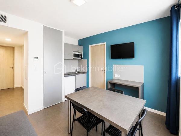 En exclusivité - Appartement 2 pièces (1 chambre) idéal investisseur dans une résidence de tourisme aux prestations soignées.

Aux portes de Montpellier, proche de toutes commodités, accès Tram et centre commercial.
Appartement T2 de 35 m2 environ au dernier étage, composé d'une cuisine équipée et d'une salle d'eau avec douche à l'italienne et WC.
Vendu entièrement meublé et actuellement loué par un locataire sérieux.
La résidence propose de belles prestations: une grande piscine, une salle de musculation avec spa et Hammam ...

Situé dans la résidence City'in ce studio est libre de tout bail commercial (mais actuellement loué à un étudiant).
L'appartement peut être exploiter en courte durée ou longue durée : airbnb, étudiants ... (Il n'est pas possible de l'habiter en résidence principale)

Le bien est actuellement loué. Le loyer est de 807 euros charges comprises. Les charges s'élèvent à 3800 euros l'année et la taxe foncière est d'environ 500 euros 

Les charges de copropriété comprennent : L'eau (chaude/froide), l'électricité, l'entretien des parties communes, ascenseur, piscine, chauffage etc..

Une visite s'impose