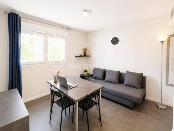 En exclusivité - Appartement 2 pièces (1 chambre) idéal investisseur dans une résidence de tourisme aux prestations soignées.

Aux portes de Montpellier, proche de toutes commodités, accès Tram et centre commercial.
Appartement T2 de 35 m2 environ au dernier étage, composé d'une cuisine équipée et d'une salle d'eau avec douche à l'italienne et WC.
Vendu entièrement meublé et actuellement loué par un locataire sérieux.
La résidence propose de belles prestations: une grande piscine, une salle de musculation avec spa et Hammam ...

Situé dans la résidence City'in ce studio est libre de tout bail commercial (mais actuellement loué à un étudiant).
L'appartement peut être exploiter en courte durée ou longue durée : airbnb, étudiants ... (Il n'est pas possible de l'habiter en résidence principale)

Le bien est actuellement loué. Le loyer est de 807 euros charges comprises. Les charges s'élèvent à 3800 euros l'année et la taxe foncière est d'environ 500 euros 

Les charges de copropriété comprennent : L'eau (chaude/froide), l'électricité, l'entretien des parties communes, ascenseur, piscine, chauffage etc..

Une visite s'impose