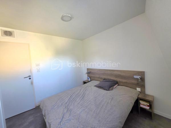 En exclusivité - Appartement 2 pièces (1 chambre) idéal investisseur dans une résidence de tourisme aux prestations soignées.

Aux portes de Montpellier, proche de toutes commodités, accès Tram et centre commercial.
Appartement T2 de 35 m2 environ au dernier étage, composé d'une cuisine équipée et d'une salle d'eau avec douche à l'italienne et WC.
Vendu entièrement meublé et actuellement loué par un locataire sérieux.
La résidence propose de belles prestations: une grande piscine, une salle de musculation avec spa et Hammam ...

Situé dans la résidence City'in ce studio est libre de tout bail commercial (mais actuellement loué à un étudiant).
L'appartement peut être exploiter en courte durée ou longue durée : airbnb, étudiants ... (Il n'est pas possible de l'habiter en résidence principale)

Le bien est actuellement loué. Le loyer est de 807 euros charges comprises. Les charges s'élèvent à 3800 euros l'année et la taxe foncière est d'environ 500 euros 

Les charges de copropriété comprennent : L'eau (chaude/froide), l'électricité, l'entretien des parties communes, ascenseur, piscine, chauffage etc..

Une visite s'impose