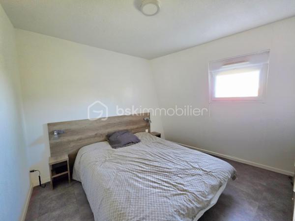 En exclusivité - Appartement 2 pièces (1 chambre) idéal investisseur dans une résidence de tourisme aux prestations soignées.

Aux portes de Montpellier, proche de toutes commodités, accès Tram et centre commercial.
Appartement T2 de 35 m2 environ au dernier étage, composé d'une cuisine équipée et d'une salle d'eau avec douche à l'italienne et WC.
Vendu entièrement meublé et actuellement loué par un locataire sérieux.
La résidence propose de belles prestations: une grande piscine, une salle de musculation avec spa et Hammam ...

Situé dans la résidence City'in ce studio est libre de tout bail commercial (mais actuellement loué à un étudiant).
L'appartement peut être exploiter en courte durée ou longue durée : airbnb, étudiants ... (Il n'est pas possible de l'habiter en résidence principale)

Le bien est actuellement loué. Le loyer est de 807 euros charges comprises. Les charges s'élèvent à 3800 euros l'année et la taxe foncière est d'environ 500 euros 

Les charges de copropriété comprennent : L'eau (chaude/froide), l'électricité, l'entretien des parties communes, ascenseur, piscine, chauffage etc..

Une visite s'impose
