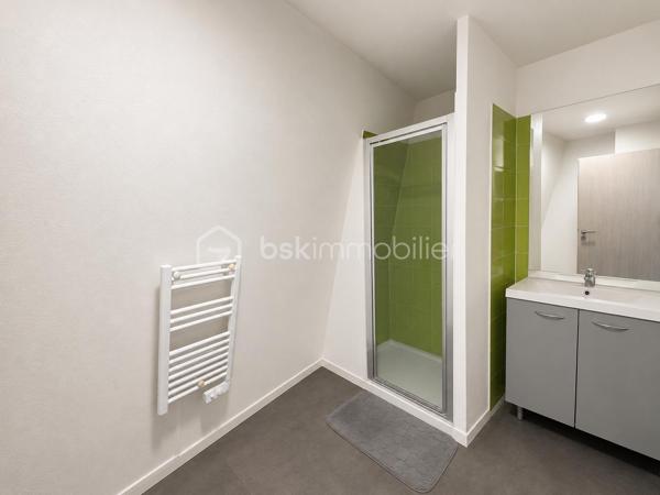 En exclusivité - Appartement 2 pièces (1 chambre) idéal investisseur dans une résidence de tourisme aux prestations soignées.

Aux portes de Montpellier, proche de toutes commodités, accès Tram et centre commercial.
Appartement T2 de 35 m2 environ au dernier étage, composé d'une cuisine équipée et d'une salle d'eau avec douche à l'italienne et WC.
Vendu entièrement meublé et actuellement loué par un locataire sérieux.
La résidence propose de belles prestations: une grande piscine, une salle de musculation avec spa et Hammam ...

Situé dans la résidence City'in ce studio est libre de tout bail commercial (mais actuellement loué à un étudiant).
L'appartement peut être exploiter en courte durée ou longue durée : airbnb, étudiants ... (Il n'est pas possible de l'habiter en résidence principale)

Le bien est actuellement loué. Le loyer est de 807 euros charges comprises. Les charges s'élèvent à 3800 euros l'année et la taxe foncière est d'environ 500 euros 

Les charges de copropriété comprennent : L'eau (chaude/froide), l'électricité, l'entretien des parties communes, ascenseur, piscine, chauffage etc..

Une visite s'impose