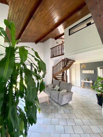 Maison pleine de charme de 5 pièces (DPE C/A) en excellent état avec grand terrain Proche de VILLENEUVE DE MARSAN (40) à SAINT GEIN