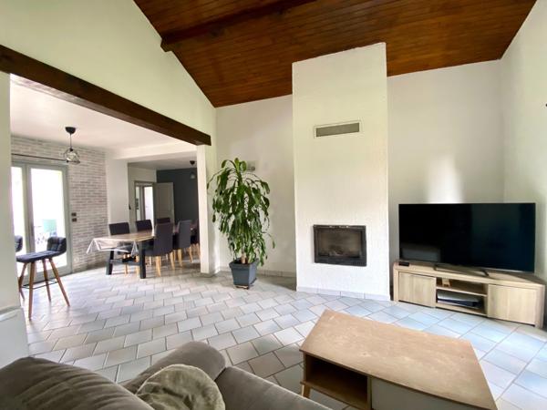 Maison pleine de charme de 5 pièces (DPE C/A) en excellent état avec grand terrain Proche de VILLENEUVE DE MARSAN (40) à SAINT GEIN