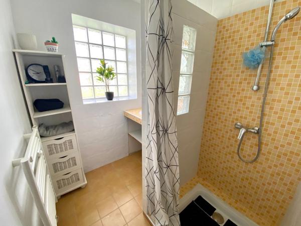Maison pleine de charme de 5 pièces (DPE C/A) en excellent état avec grand terrain Proche de VILLENEUVE DE MARSAN (40) à SAINT GEIN