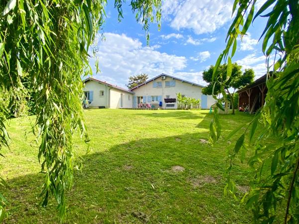 Maison pleine de charme de 5 pièces (DPE C/A) en excellent état avec grand terrain Proche de VILLENEUVE DE MARSAN (40) à SAINT GEIN
