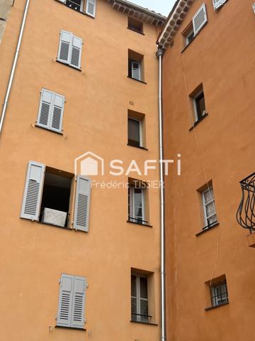 Grasse Vieille ville : Immeuble avec 3 lots d'habitation.