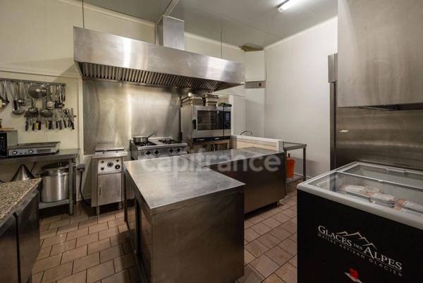 Bar restaurant à vendre Licence IV avec logement et terrasse – Lalevade d’Ardèche