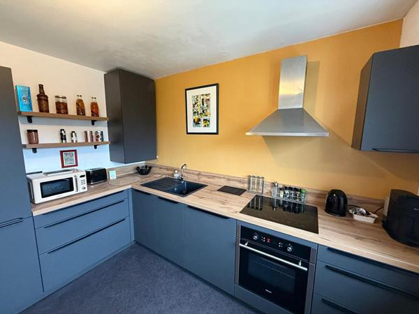 Marrière - Au sein d'une copropriété de standing, bel appartement 3 pièces en dernier étage s'ouvrant sur un balcon. Asecenseur, cave et parking souterrain.