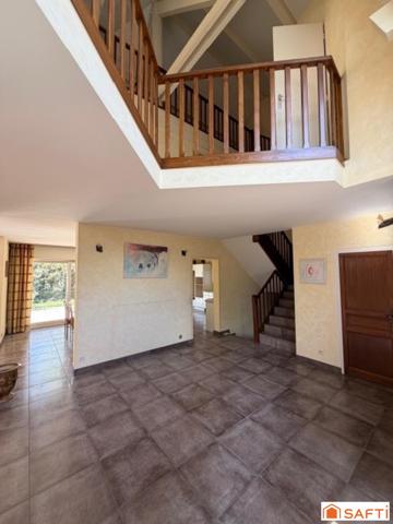 Maison d’architecte traditionnelle construite dans les années 80