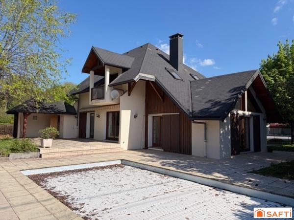 Maison d’architecte traditionnelle construite dans les années 80