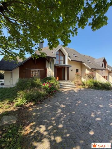 Maison d’architecte traditionnelle construite dans les années 80