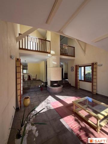 Maison d’architecte traditionnelle construite dans les années 80