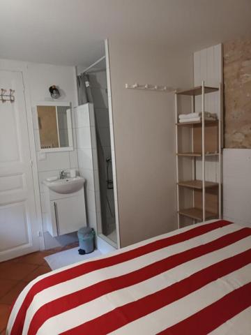 Milly-la-Forêt (91490) Ensemble immobilier de caractère – 6 logements indépendants – 1 300 m² de terrain