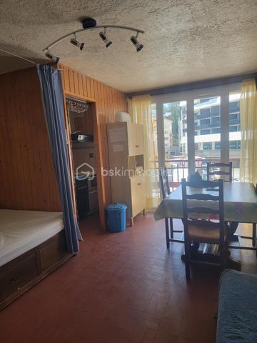 Découvrez ce studio de 30m² situé au premier étage d'une résidence de 5 étage datant de 1975 Niché au sein d'une copropriété soigneusement entretenue, cet espace offre un cadre de vie  confortable. Idéal pour les amoureux du ski en quête de commodité et de praticité.

Ce studio spacieux, baigné de lumière naturelle, intègre parfaitement un séjour fonctionnel et une zone cuisine  aménagée. Vous apprécierez sa cave en complément , rare en station de ski.

Côté extérieur, profitez d'un agréable balcon, espace parfait pour vous détendre. Grâce à ses boiseries récemment rénovées, sa structure assure une isolation thermique et acoustique efficace, préservant ainsi le confort au sein du logement.

Contactez VALERIE ROMANENS pour plus d'informations sur cet appartement qui sait conjuguer idéalement vie en station et tranquillité.