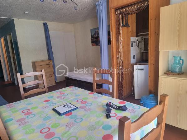 Découvrez ce studio de 30m² situé au premier étage d'une résidence de 5 étage datant de 1975 Niché au sein d'une copropriété soigneusement entretenue, cet espace offre un cadre de vie  confortable. Idéal pour les amoureux du ski en quête de commodité et de praticité.

Ce studio spacieux, baigné de lumière naturelle, intègre parfaitement un séjour fonctionnel et une zone cuisine  aménagée. Vous apprécierez sa cave en complément , rare en station de ski.

Côté extérieur, profitez d'un agréable balcon, espace parfait pour vous détendre. Grâce à ses boiseries récemment rénovées, sa structure assure une isolation thermique et acoustique efficace, préservant ainsi le confort au sein du logement.

Contactez VALERIE ROMANENS pour plus d'informations sur cet appartement qui sait conjuguer idéalement vie en station et tranquillité.