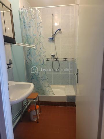 Découvrez ce studio de 30m² situé au premier étage d'une résidence de 5 étage datant de 1975 Niché au sein d'une copropriété soigneusement entretenue, cet espace offre un cadre de vie  confortable. Idéal pour les amoureux du ski en quête de commodité et de praticité.

Ce studio spacieux, baigné de lumière naturelle, intègre parfaitement un séjour fonctionnel et une zone cuisine  aménagée. Vous apprécierez sa cave en complément , rare en station de ski.

Côté extérieur, profitez d'un agréable balcon, espace parfait pour vous détendre. Grâce à ses boiseries récemment rénovées, sa structure assure une isolation thermique et acoustique efficace, préservant ainsi le confort au sein du logement.

Contactez VALERIE ROMANENS pour plus d'informations sur cet appartement qui sait conjuguer idéalement vie en station et tranquillité.