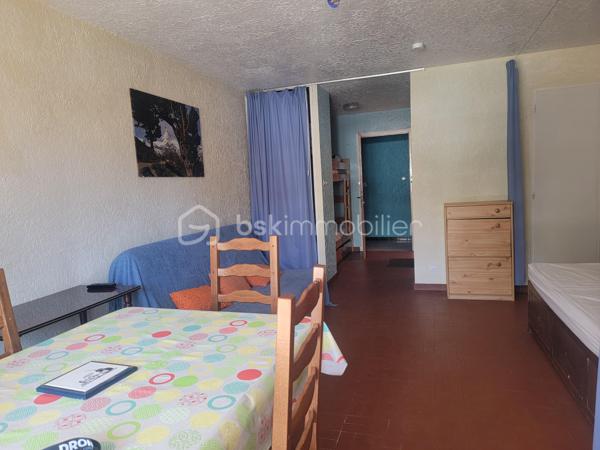 Découvrez ce studio de 30m² situé au premier étage d'une résidence de 5 étage datant de 1975 Niché au sein d'une copropriété soigneusement entretenue, cet espace offre un cadre de vie  confortable. Idéal pour les amoureux du ski en quête de commodité et de praticité.

Ce studio spacieux, baigné de lumière naturelle, intègre parfaitement un séjour fonctionnel et une zone cuisine  aménagée. Vous apprécierez sa cave en complément , rare en station de ski.

Côté extérieur, profitez d'un agréable balcon, espace parfait pour vous détendre. Grâce à ses boiseries récemment rénovées, sa structure assure une isolation thermique et acoustique efficace, préservant ainsi le confort au sein du logement.

Contactez VALERIE ROMANENS pour plus d'informations sur cet appartement qui sait conjuguer idéalement vie en station et tranquillité.