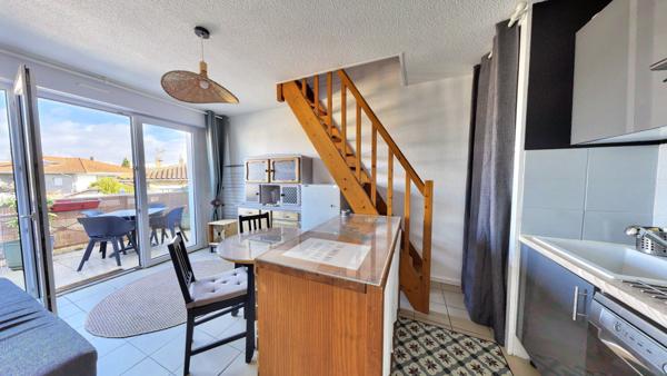 DUPLEX AVEC BALCON AU C?UR DU CENTRE À 50M DU BASSIN