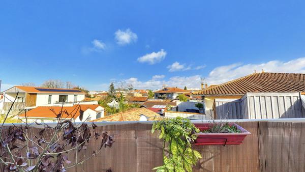 DUPLEX AVEC BALCON AU C?UR DU CENTRE À 50M DU BASSIN