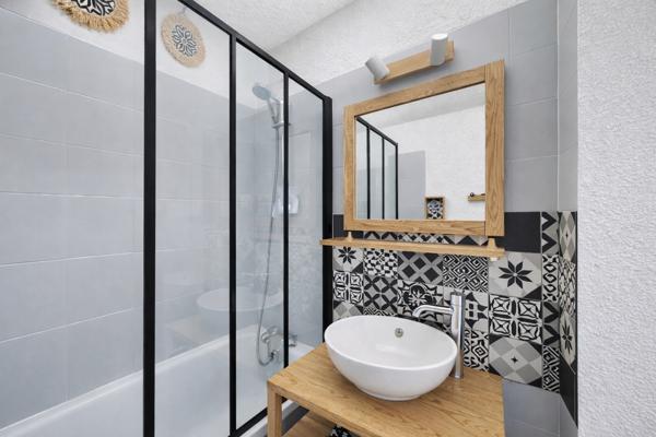 DUPLEX AVEC BALCON AU C?UR DU CENTRE À 50M DU BASSIN