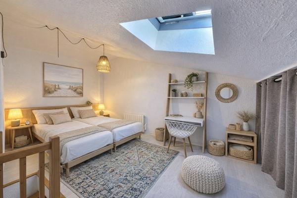 DUPLEX AVEC BALCON AU C?UR DU CENTRE À 50M DU BASSIN