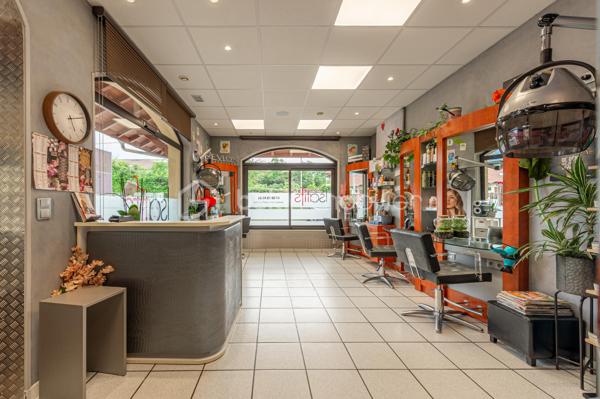 AMANCY - Au coeur d'un village en pleine expansion, pour cause de départ en retraite, belle opportunité à reprendre pour ce salon de coiffure, dont le chiffre d'affaires consolidé est constitué d'une cliente régulière CSP + de frontaliers, et des commerçants du secteur.
Situé au Rdc d'un immeuble d'habitations le long d'un axe passant, doté d'un grand parking, de la présence d'autres commerces et d'une belle visibilité, ce salon de 31 m² aux normes PMR, offre un bel espace de travail composé d'une banque d'accueil, de 2 bacs, de 4 postes de coiffures, d'un laboratoire - buanderie - coin repas à part, et d'un WC. Il possède une entrée indépendante et également un accès depuis les parties communes de l'immeuble.
Bail 3-6-9 ans. Loyer annuel : 8 400 € -  Provision pour charges annuelles : 600 € 
Le fond comprend : la clientèle, l'ensemble des équipements et matériels, l'enseigne commerciale, la décoration et le mobilier. 
Les stocks seront évalués amiablement au jour de la vente.
Chauffage : aérotherme
Absence de salarié à reprendre. 
Dossier complet sur demande.