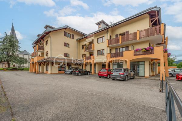 AMANCY - Au coeur d'un village en pleine expansion, pour cause de départ en retraite, belle opportunité à reprendre pour ce salon de coiffure, dont le chiffre d'affaires consolidé est constitué d'une cliente régulière CSP + de frontaliers, et des commerçants du secteur.
Situé au Rdc d'un immeuble d'habitations le long d'un axe passant, doté d'un grand parking, de la présence d'autres commerces et d'une belle visibilité, ce salon de 31 m² aux normes PMR, offre un bel espace de travail composé d'une banque d'accueil, de 2 bacs, de 4 postes de coiffures, d'un laboratoire - buanderie - coin repas à part, et d'un WC. Il possède une entrée indépendante et également un accès depuis les parties communes de l'immeuble.
Bail 3-6-9 ans. Loyer annuel : 8 400 € -  Provision pour charges annuelles : 600 € 
Le fond comprend : la clientèle, l'ensemble des équipements et matériels, l'enseigne commerciale, la décoration et le mobilier. 
Les stocks seront évalués amiablement au jour de la vente.
Chauffage : aérotherme
Absence de salarié à reprendre. 
Dossier complet sur demande.