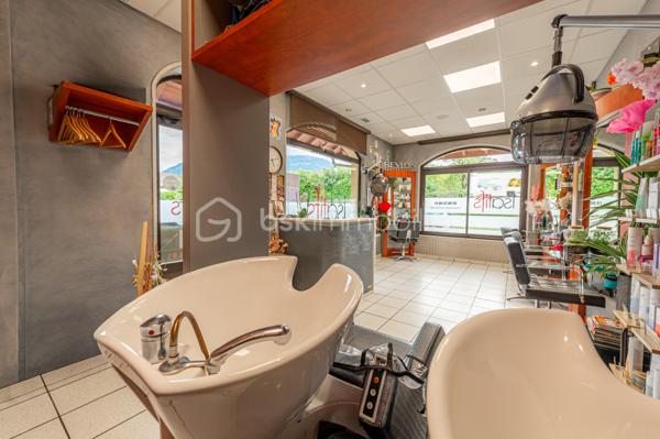 AMANCY - Au coeur d'un village en pleine expansion, pour cause de départ en retraite, belle opportunité à reprendre pour ce salon de coiffure, dont le chiffre d'affaires consolidé est constitué d'une cliente régulière CSP + de frontaliers, et des commerçants du secteur.
Situé au Rdc d'un immeuble d'habitations le long d'un axe passant, doté d'un grand parking, de la présence d'autres commerces et d'une belle visibilité, ce salon de 31 m² aux normes PMR, offre un bel espace de travail composé d'une banque d'accueil, de 2 bacs, de 4 postes de coiffures, d'un laboratoire - buanderie - coin repas à part, et d'un WC. Il possède une entrée indépendante et également un accès depuis les parties communes de l'immeuble.
Bail 3-6-9 ans. Loyer annuel : 8 400 € -  Provision pour charges annuelles : 600 € 
Le fond comprend : la clientèle, l'ensemble des équipements et matériels, l'enseigne commerciale, la décoration et le mobilier. 
Les stocks seront évalués amiablement au jour de la vente.
Chauffage : aérotherme
Absence de salarié à reprendre. 
Dossier complet sur demande.