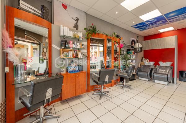 AMANCY - Au coeur d'un village en pleine expansion, pour cause de départ en retraite, belle opportunité à reprendre pour ce salon de coiffure, dont le chiffre d'affaires consolidé est constitué d'une cliente régulière CSP + de frontaliers, et des commerçants du secteur.
Situé au Rdc d'un immeuble d'habitations le long d'un axe passant, doté d'un grand parking, de la présence d'autres commerces et d'une belle visibilité, ce salon de 31 m² aux normes PMR, offre un bel espace de travail composé d'une banque d'accueil, de 2 bacs, de 4 postes de coiffures, d'un laboratoire - buanderie - coin repas à part, et d'un WC. Il possède une entrée indépendante et également un accès depuis les parties communes de l'immeuble.
Bail 3-6-9 ans. Loyer annuel : 8 400 € -  Provision pour charges annuelles : 600 € 
Le fond comprend : la clientèle, l'ensemble des équipements et matériels, l'enseigne commerciale, la décoration et le mobilier. 
Les stocks seront évalués amiablement au jour de la vente.
Chauffage : aérotherme
Absence de salarié à reprendre. 
Dossier complet sur demande.