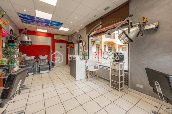 AMANCY - Au coeur d'un village en pleine expansion, pour cause de départ en retraite, belle opportunité à reprendre pour ce salon de coiffure, dont le chiffre d'affaires consolidé est constitué d'une cliente régulière CSP + de frontaliers, et des commerçants du secteur.
Situé au Rdc d'un immeuble d'habitations le long d'un axe passant, doté d'un grand parking, de la présence d'autres commerces et d'une belle visibilité, ce salon de 31 m² aux normes PMR, offre un bel espace de travail composé d'une banque d'accueil, de 2 bacs, de 4 postes de coiffures, d'un laboratoire - buanderie - coin repas à part, et d'un WC. Il possède une entrée indépendante et également un accès depuis les parties communes de l'immeuble.
Bail 3-6-9 ans. Loyer annuel : 8 400 € -  Provision pour charges annuelles : 600 € 
Le fond comprend : la clientèle, l'ensemble des équipements et matériels, l'enseigne commerciale, la décoration et le mobilier. 
Les stocks seront évalués amiablement au jour de la vente.
Chauffage : aérotherme
Absence de salarié à reprendre. 
Dossier complet sur demande.